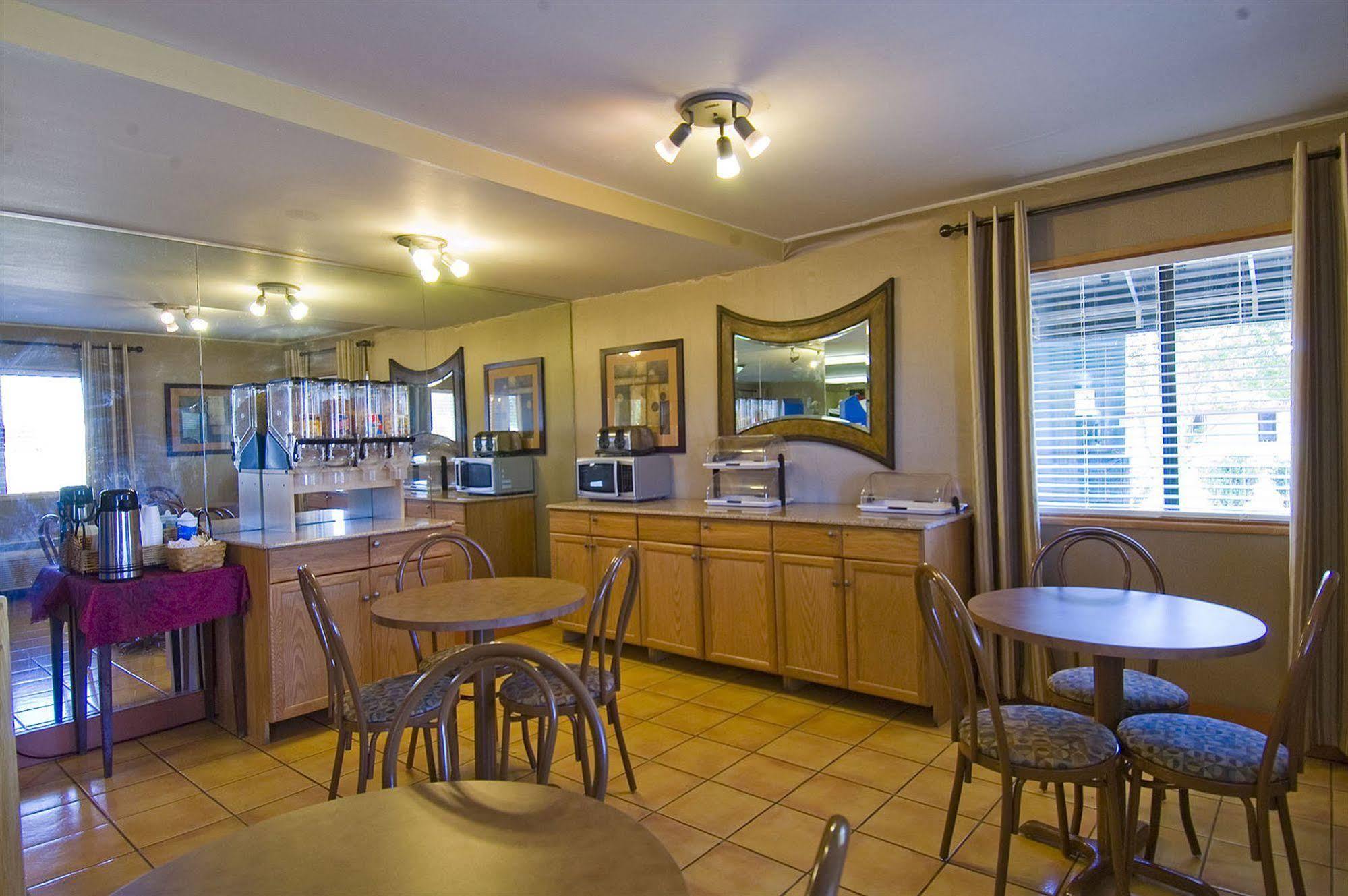 Rodeway Inn Александрия Екстериор снимка
